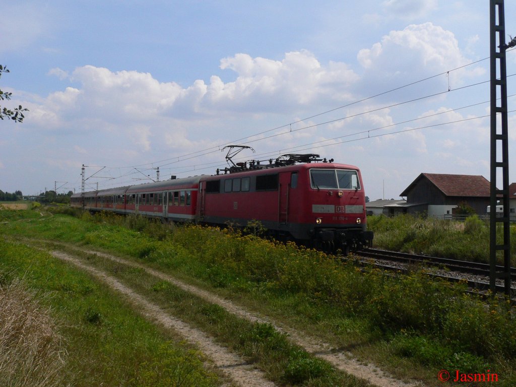 BR 111 176-4 mit ihrem Zug. 08.08.2009
