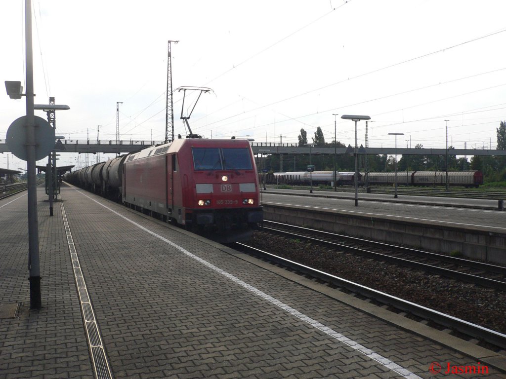 BR 185 339-9 kam aus der Gegenrichtung und passierte so den Bahnhof Plattlingen.