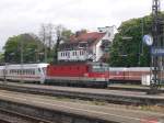 personen/55625/eine-oesterreichische-e-lok-faehrt-mit-einem Eine sterreichische E-Lok fhrt mit einem IC in den Lindauer Bahnhof. 06.05.09