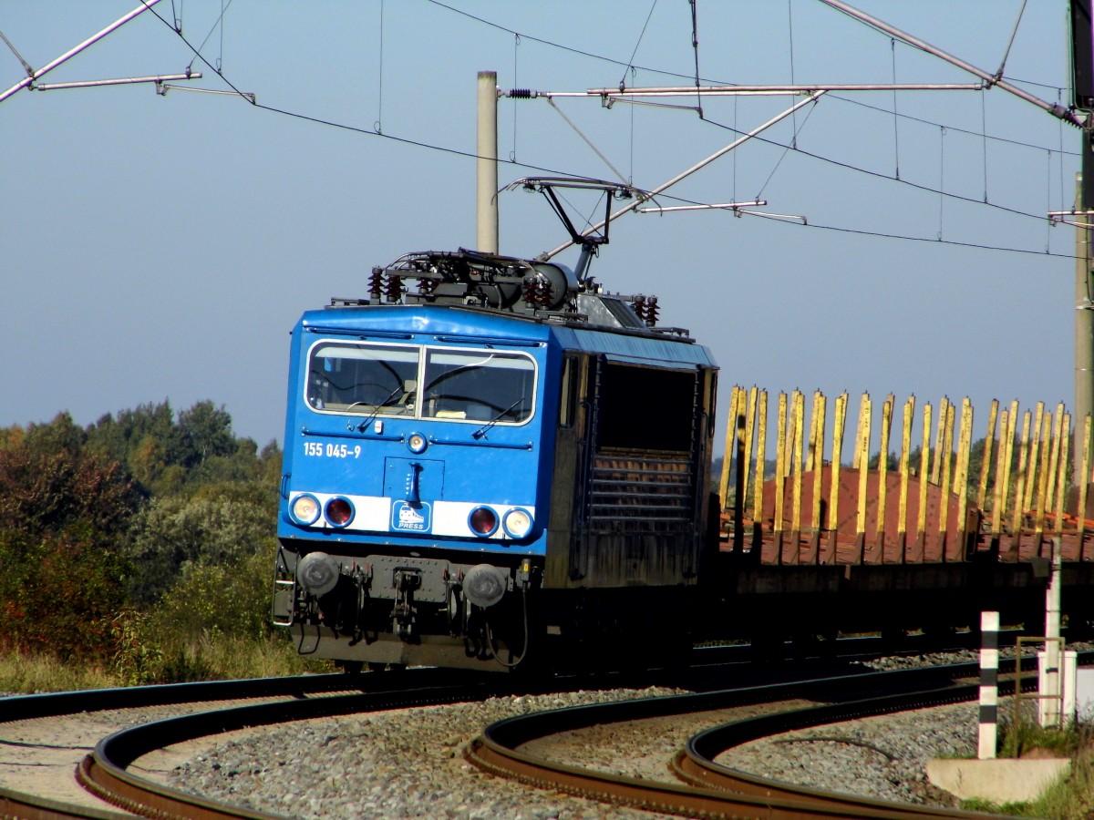 Am  11.10.2015 kam  155 045-9 von der Press aus Richtung Borstel und fuhr weiter in Richtung Stendal .