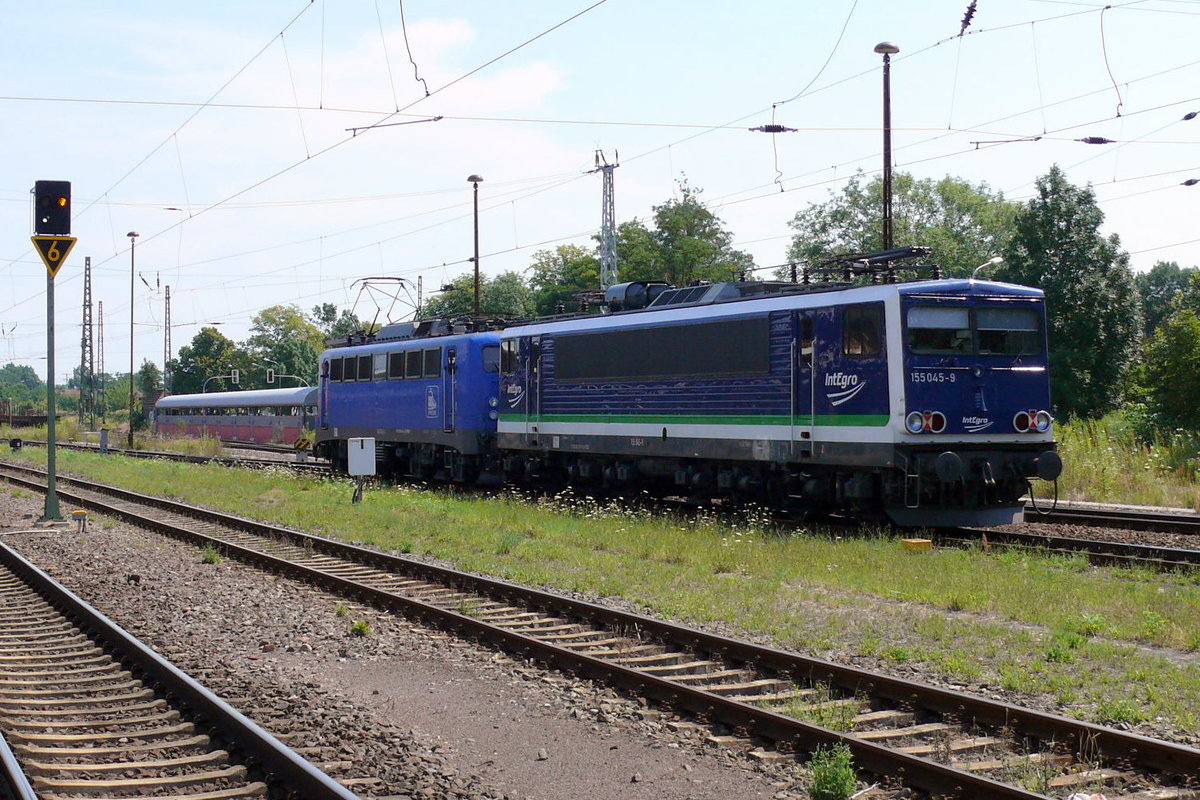 Am 22.07.2016 Rangierfahrt von der  155 045-9 und die 140 042-4 von der Press    in Stendal .
