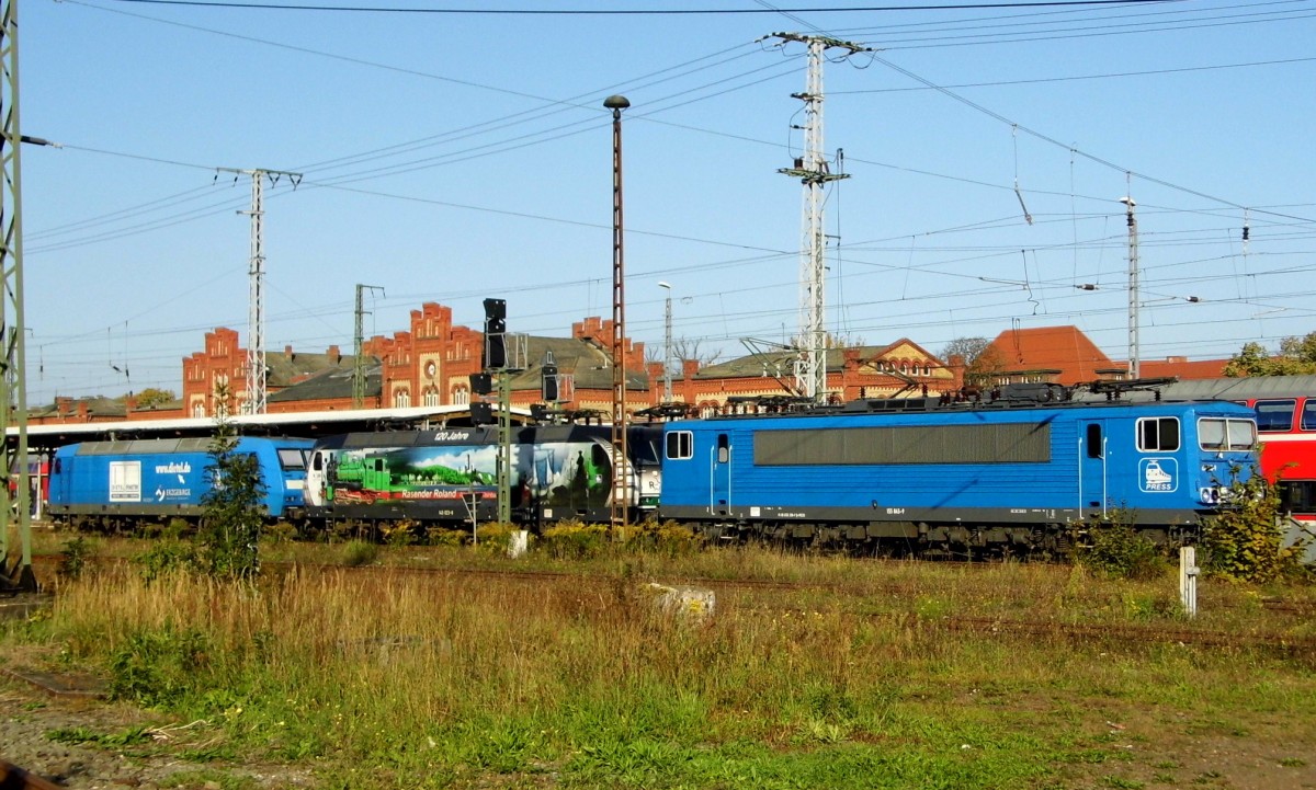 Am 26.09.2015 waren die 155 045-9 und die 145 023-6 und die 145 030-7 von der Press   in Stendal abgestellt .
